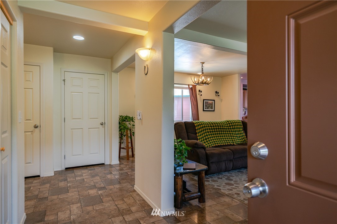 28 Alkali Lake Road Riverside, WA 98849 - Photo 5 of 35 a view of a hallway with entryway to a livingroom