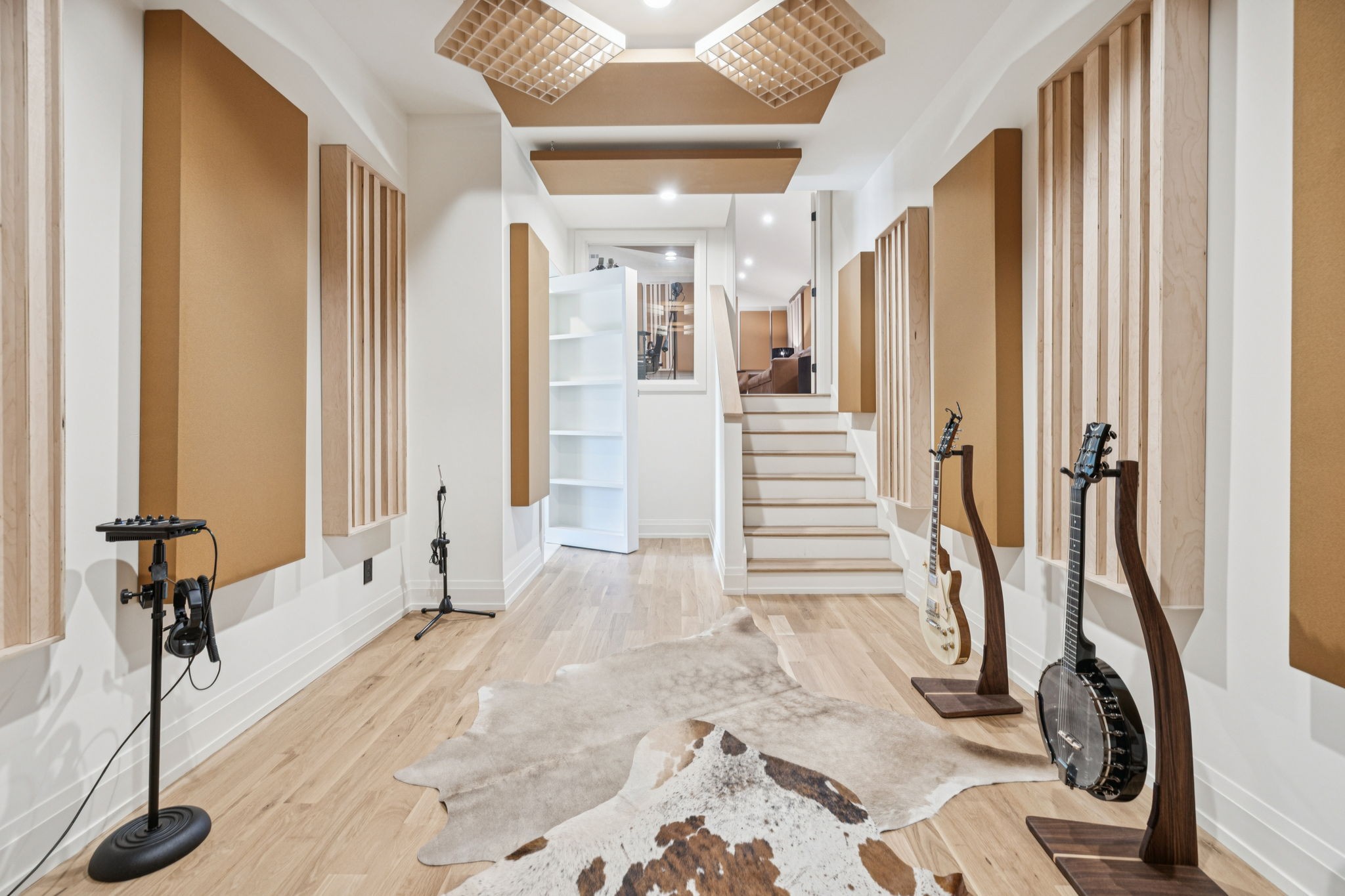 1323 Harding Place Nashville, TN 37215 - Photo 58 of 95 a view of a hallway with painted walls