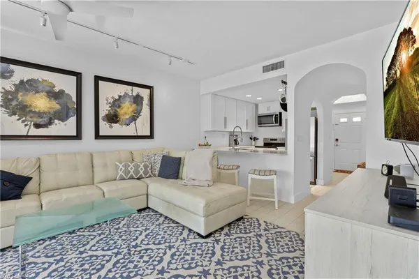 $5,500 | 3308 Europa Drive, Unit 30, Naples, FL 34105