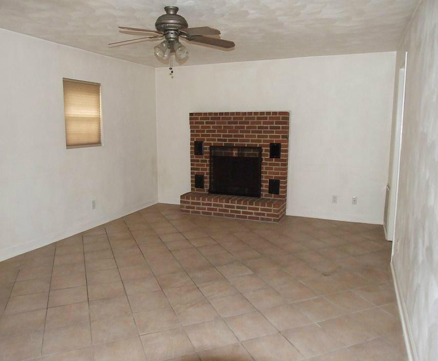 2880 Lithia Road Buchanan, VA 24066 - Photo 7 of 16 2880 family room 1