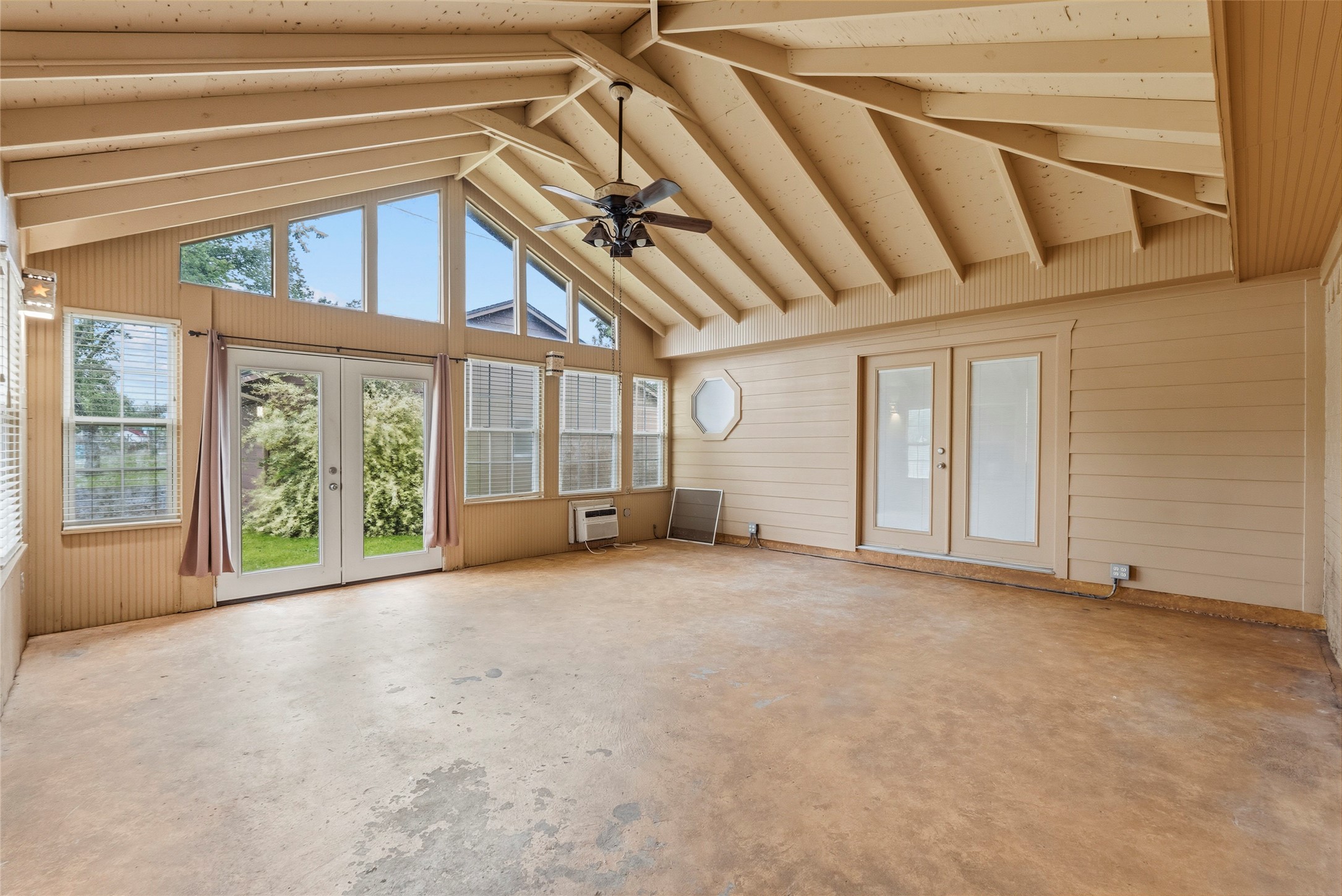 422 Rice Avenue Arcola, TX 77583 - Photo 22 of 33 Beautiful sunroom filled with natural light, perfect for relaxing or entertaining