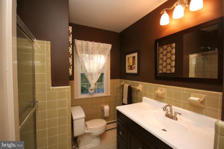 9204 Wendell Street Silver Spring, MD 20901 - Photo 15 of 29 Upper level bath