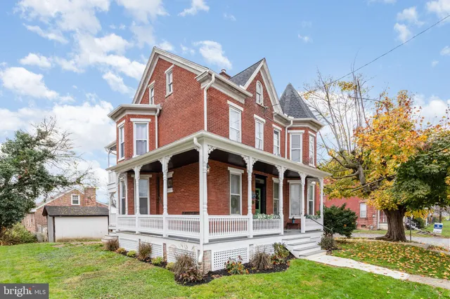 a view of house with yard
