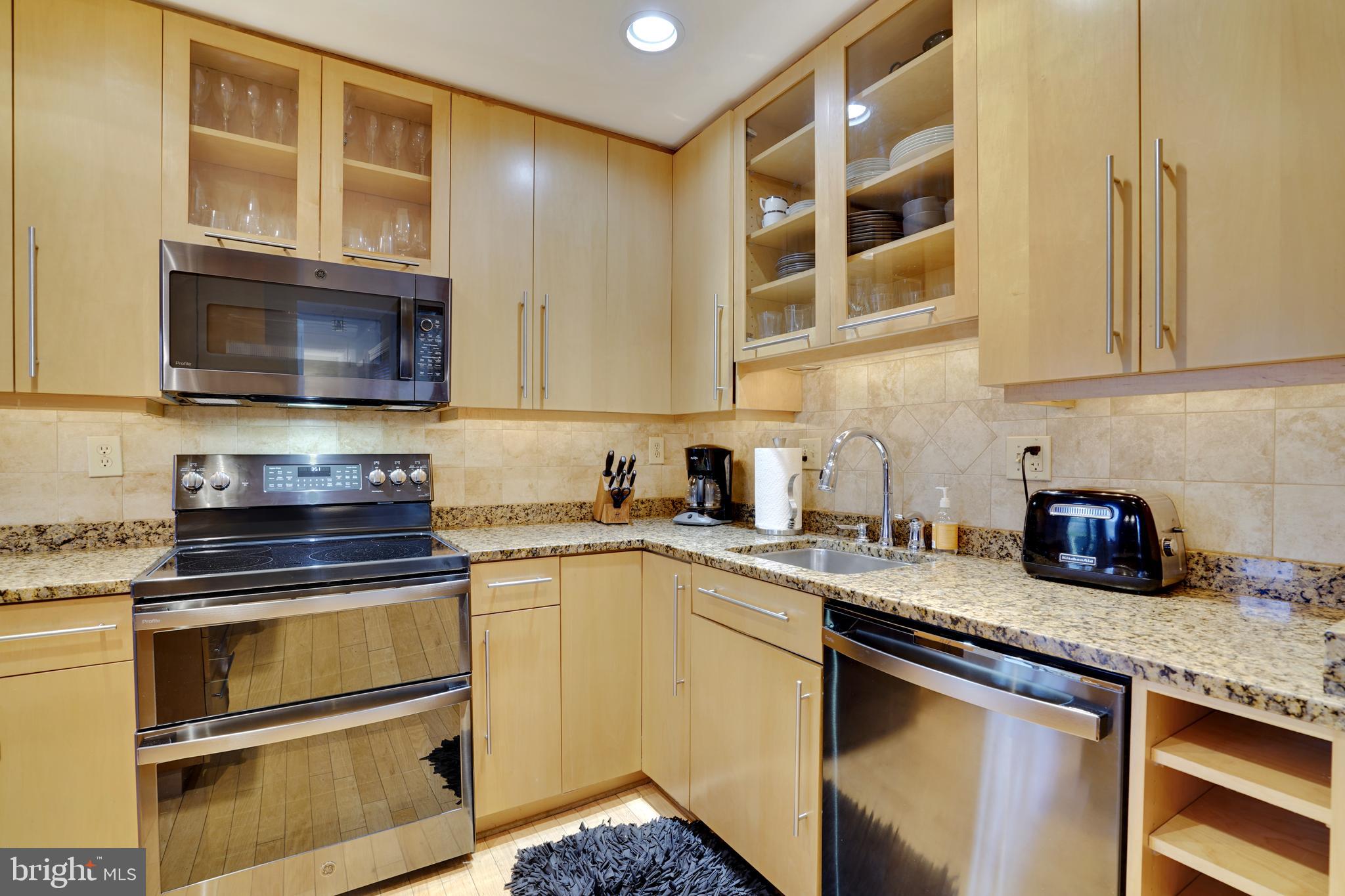 11828 Blue Spruce Road Reston, VA 20191 - Photo 6 of 45 Matching "GE Profile" new SS appliances