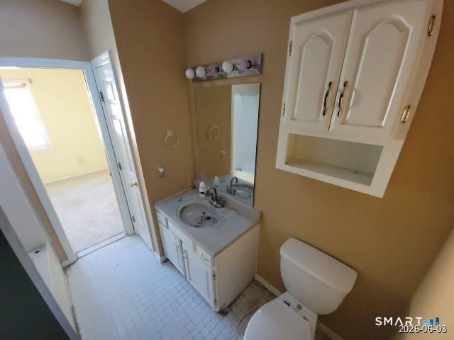 28 Commodore Cmns, Unit 28 Derby, CT 06418 - Photo 13 of 17 a bathroom with a toilet sink and mirror