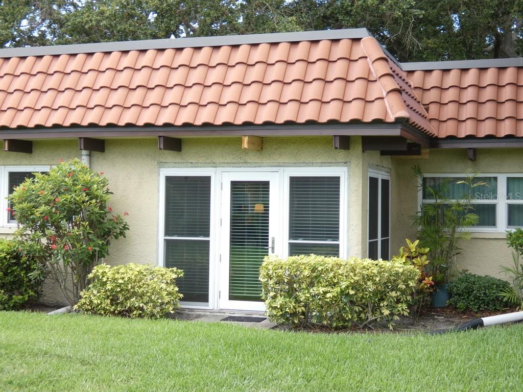 1701 Pinehurst Road, Unit 9G Dunedin, FL 34698 - Photo 21 of 22 a front view of a house with garden