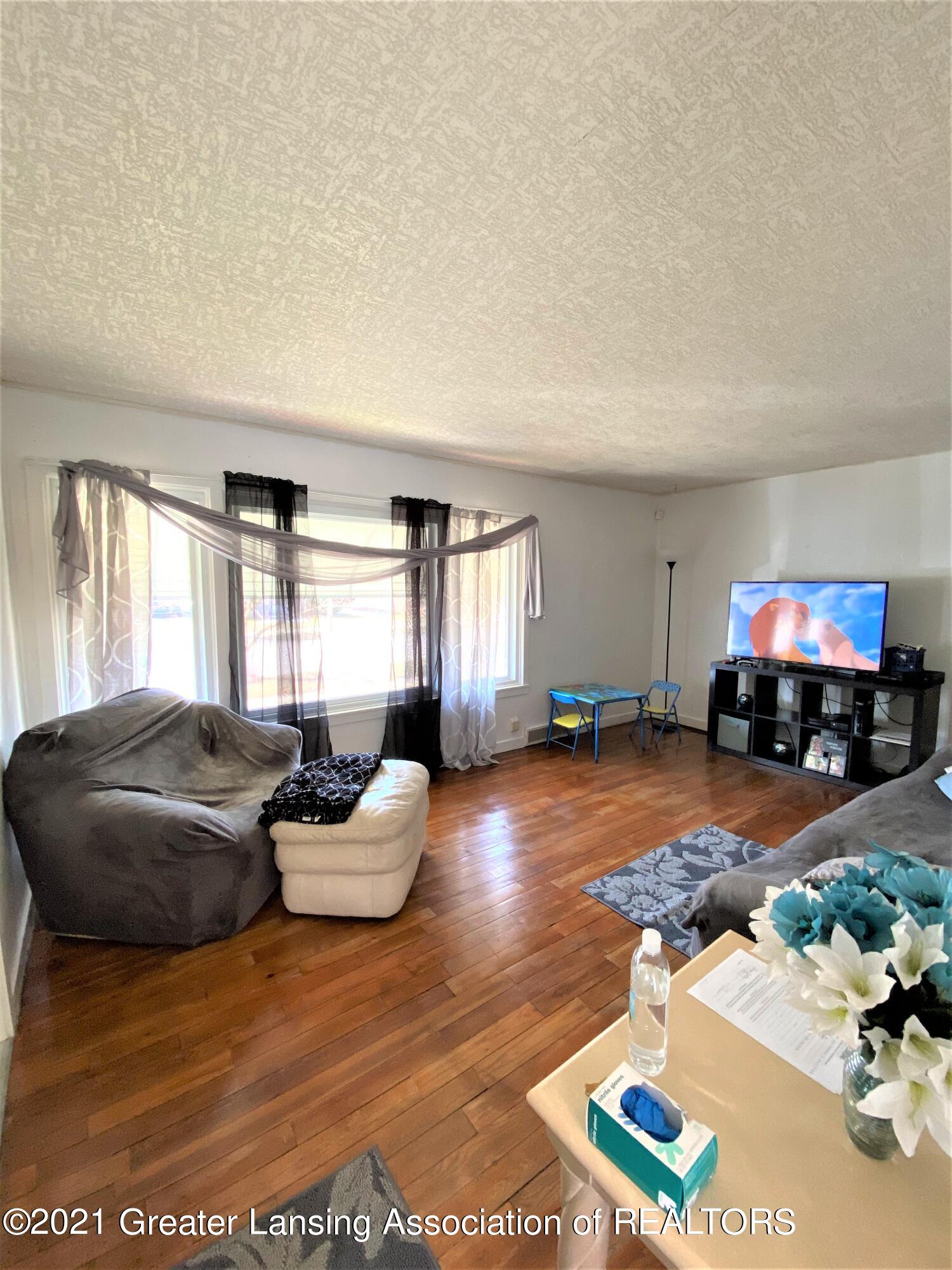 2227 Strathmore Road Lansing, MI 48910 - Photo 2 of 14 Living Room