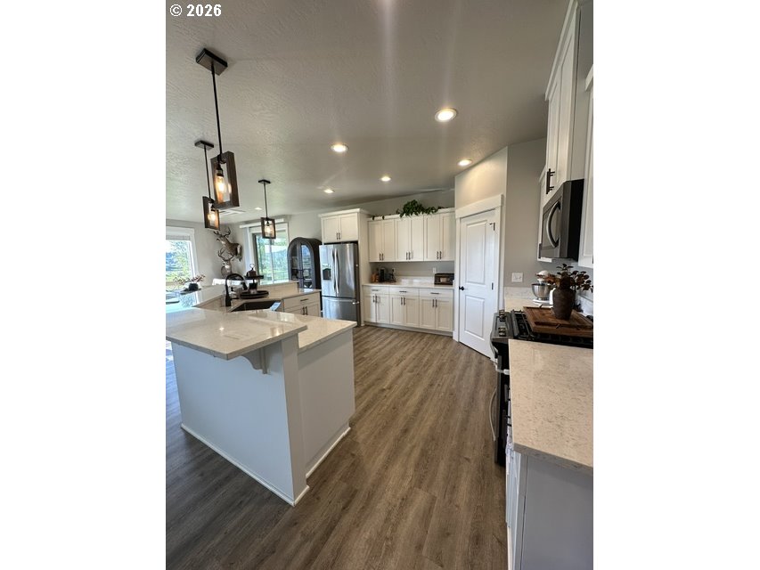 946 South Calapooia Street Sutherlin, OR 97479 - Photo 10 of 31 a living room with stainless steel appliances kitchen island granite countertop furniture and a view of kitchen
