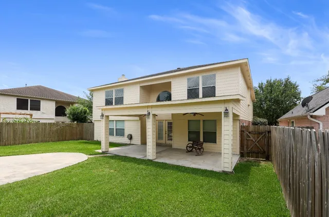 a view of a house with a backyard