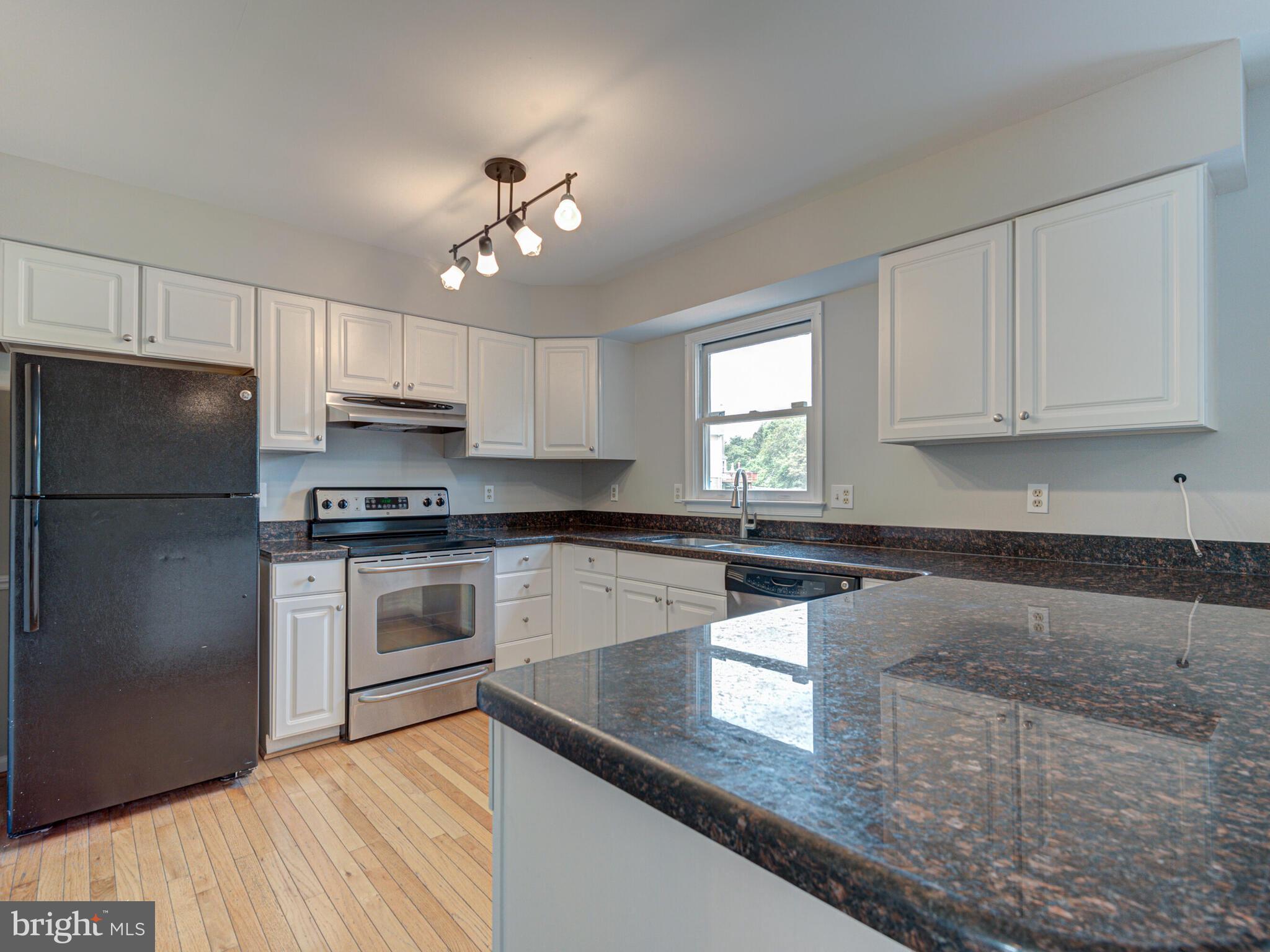 21140 Dray Terrace Ashburn, VA 20147 - Photo 14 of 59 Beautiful Granite & White Cabinets - Classic!