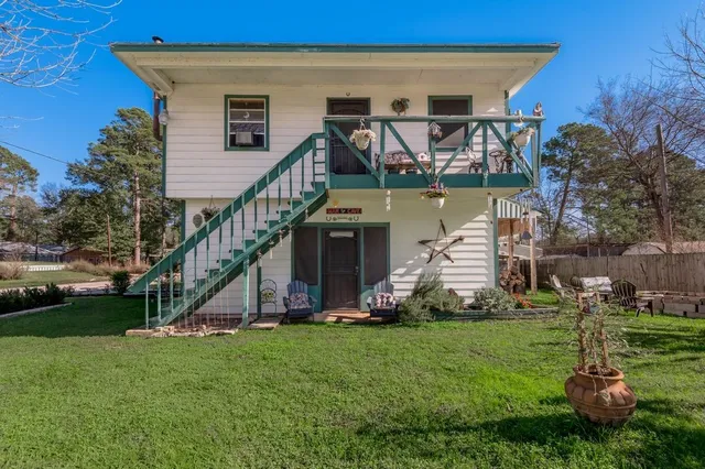 a view of a house with backyard