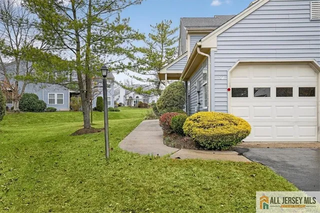 a view of a house with backyard