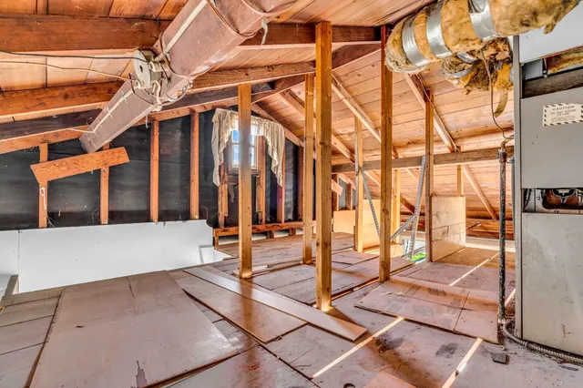 a view of a yard with a house