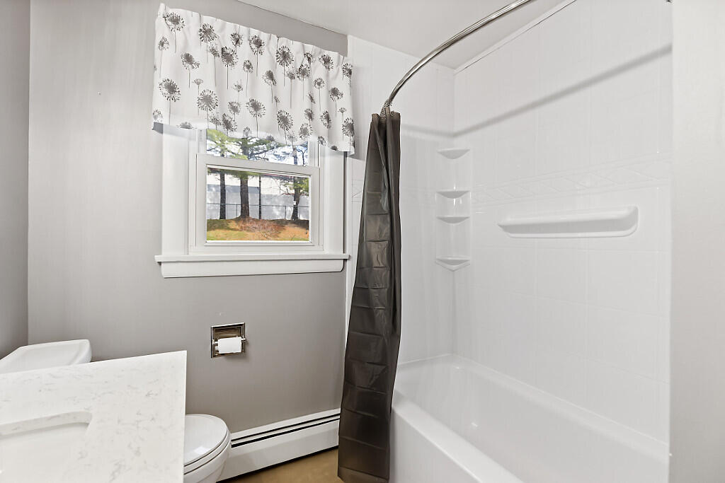 7 Collette Street Waterville, ME 04901 - Photo 20 of 53 Full main bathroom