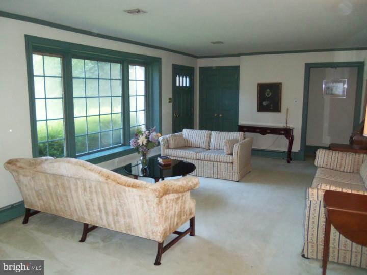 13011 Proctor Road Philadelphia, PA 19116 - Photo 4 of 18 Living Room