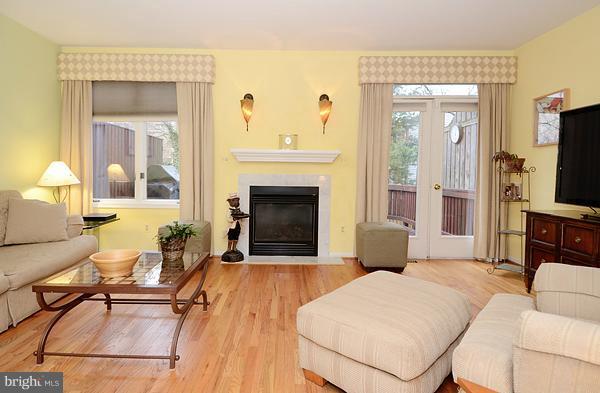 5219 Downing Road Baltimore, MD 21212 - Photo 18 of 24 Living Room