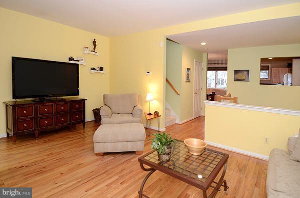 5219 Downing Road Baltimore, MD 21212 - Photo 20 of 24 Living Room