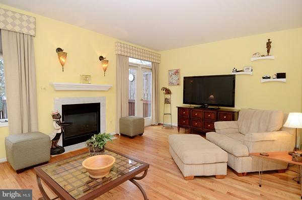 5219 Downing Road Baltimore, MD 21212 - Photo 4 of 24 Living Room