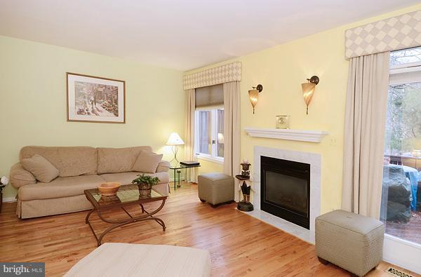 5219 Downing Road Baltimore, MD 21212 - Photo 9 of 24 Living Room