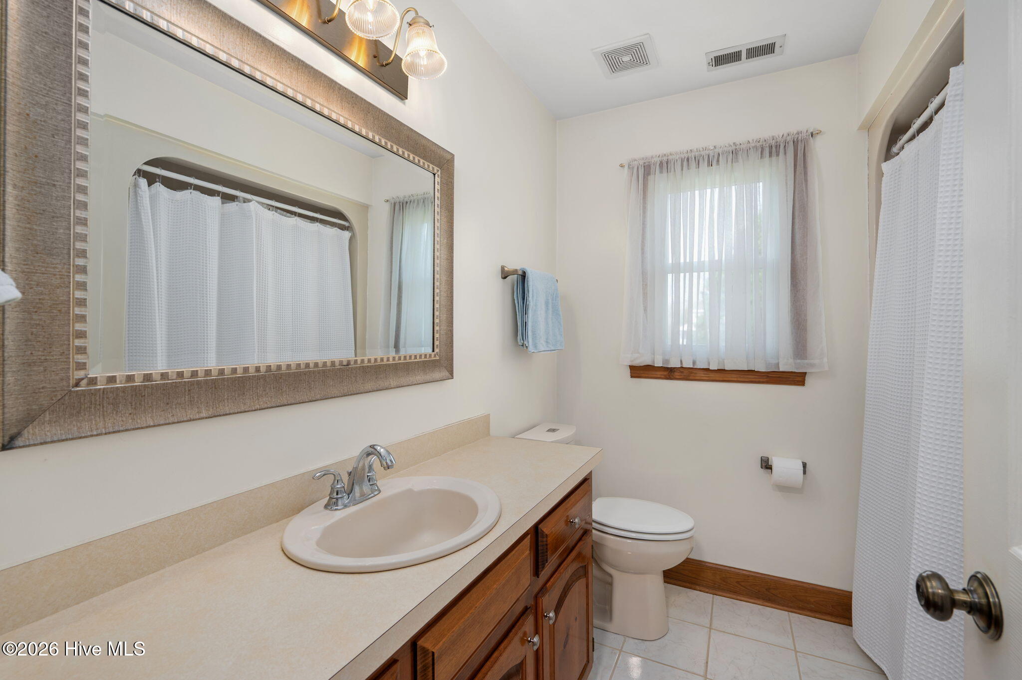 813 Puddin Ridge Road Moyock, NC 27958 - Photo 28 of 49 Shared full bath.