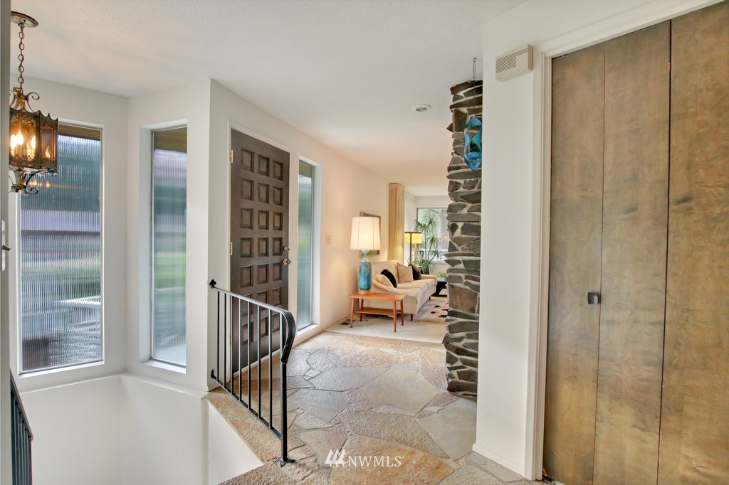 9029 Ridgeview Circle West University Place, WA 98466 - Photo 2 of 24 Gallery Image 2
