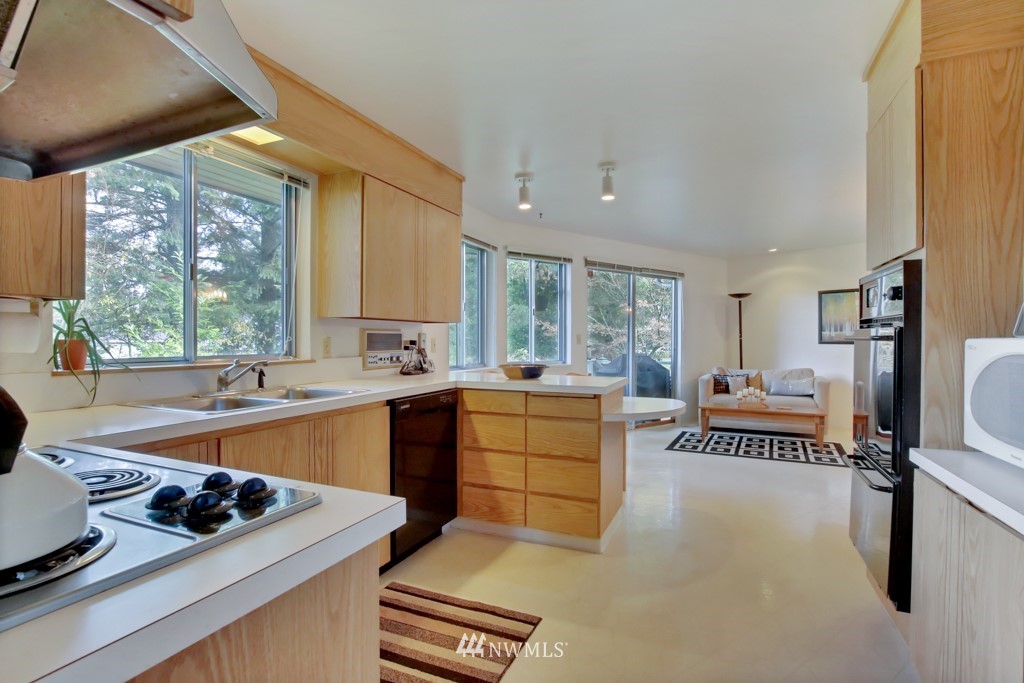 9029 Ridgeview Circle West University Place, WA 98466 - Photo 6 of 24 Gallery Image 6