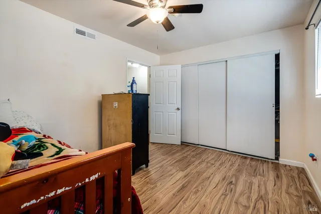 a picture of street light