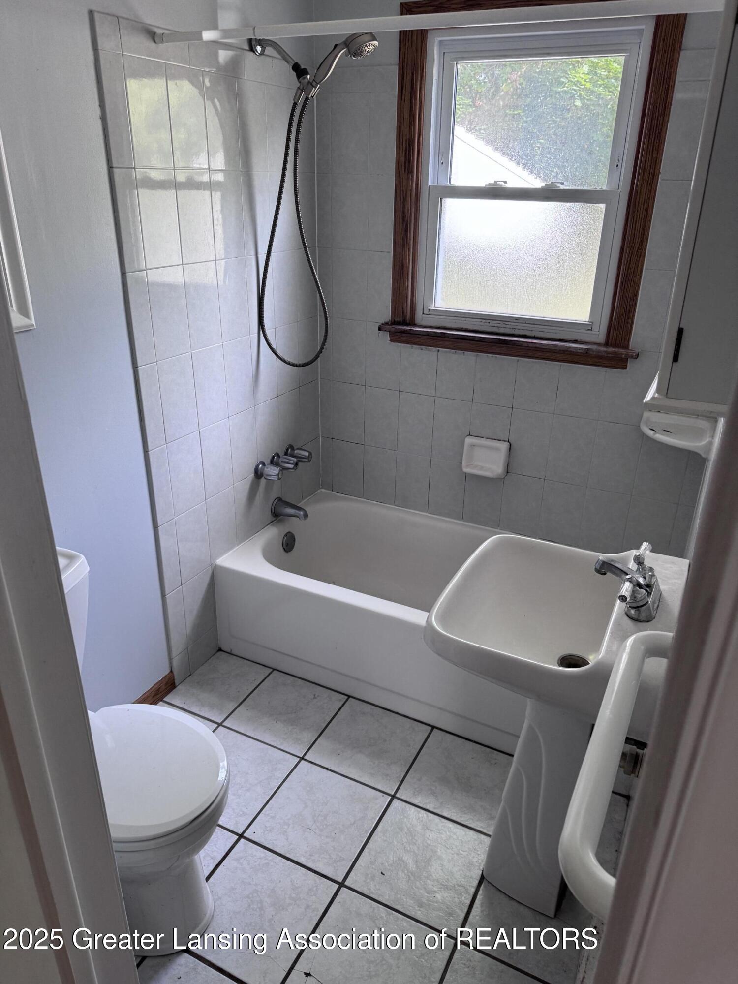 603 Armstrong Road Lansing, MI 48911 - Photo 11 of 21 IMG_3403