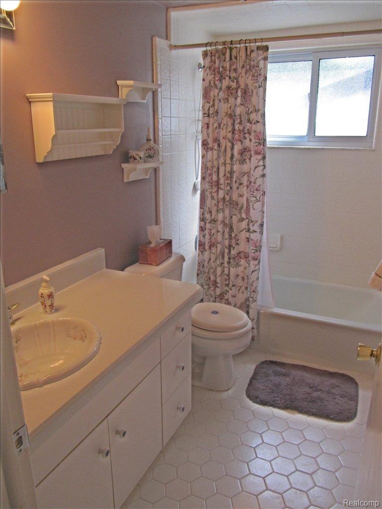 1341 Maple Drive Rochester, MI 48307 - Photo 9 of 11 bathroom