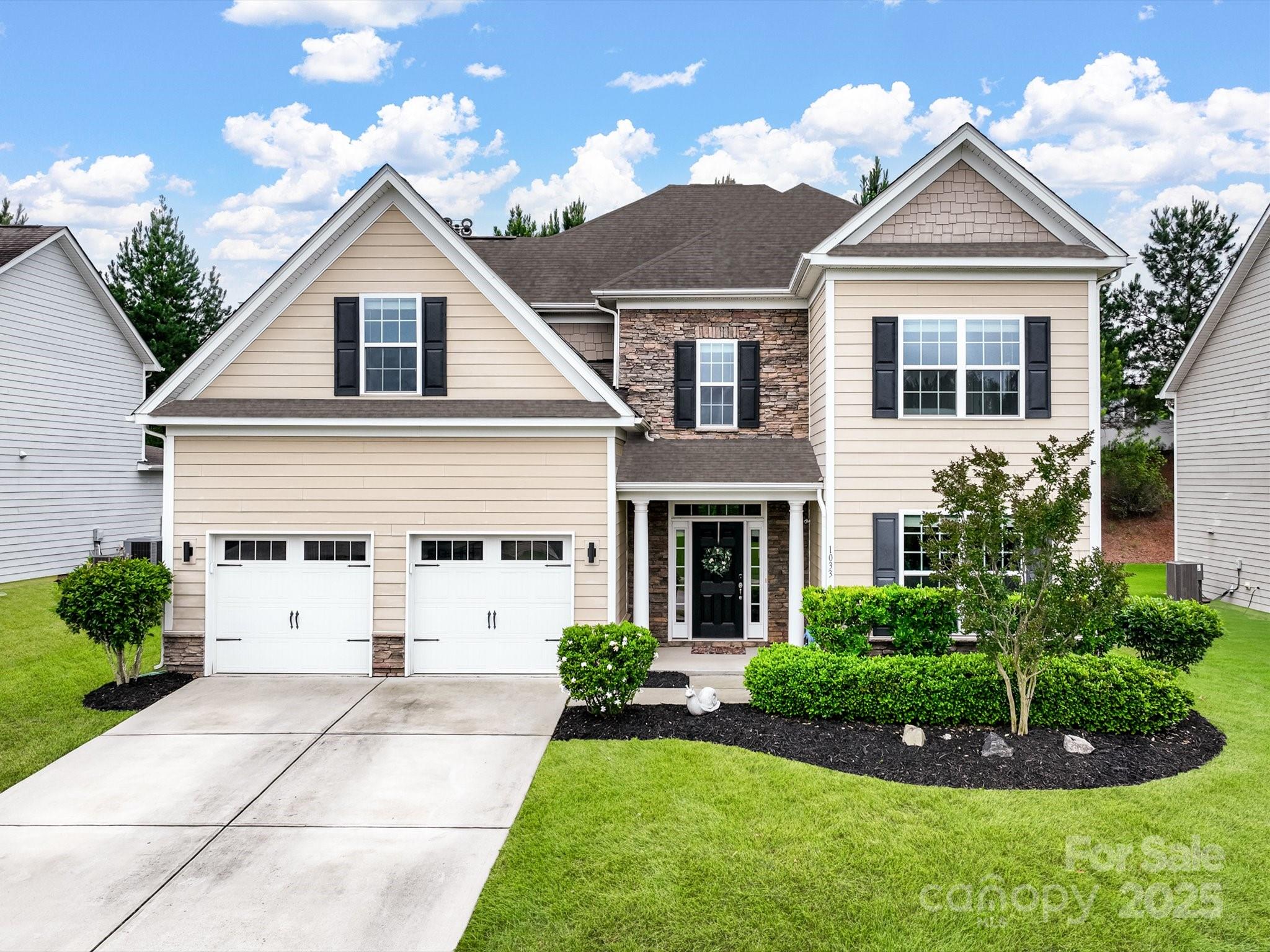 a view of house with garden