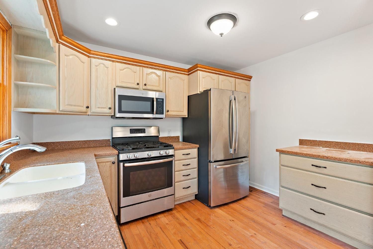 10983 Potomac Drive Demotte, IN 46310 - Photo 6 of 18 a kitchen with granite countertop a refrigerator stove and microwave
