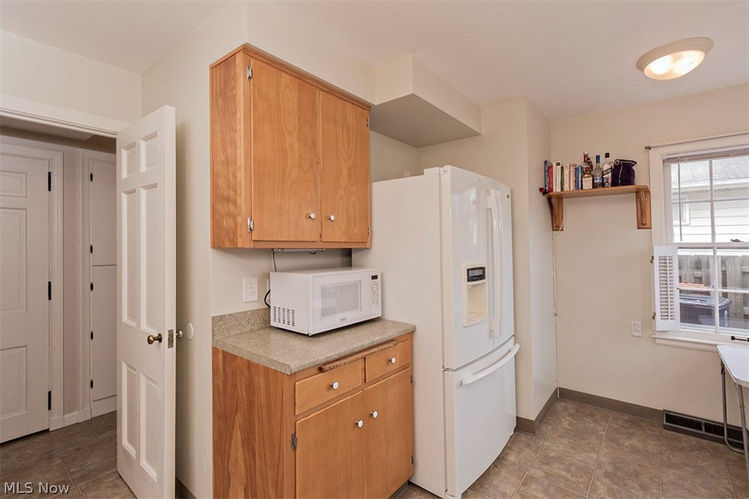 5031 Farnhurst Road Cleveland, OH 44124 - Photo 14 of 35