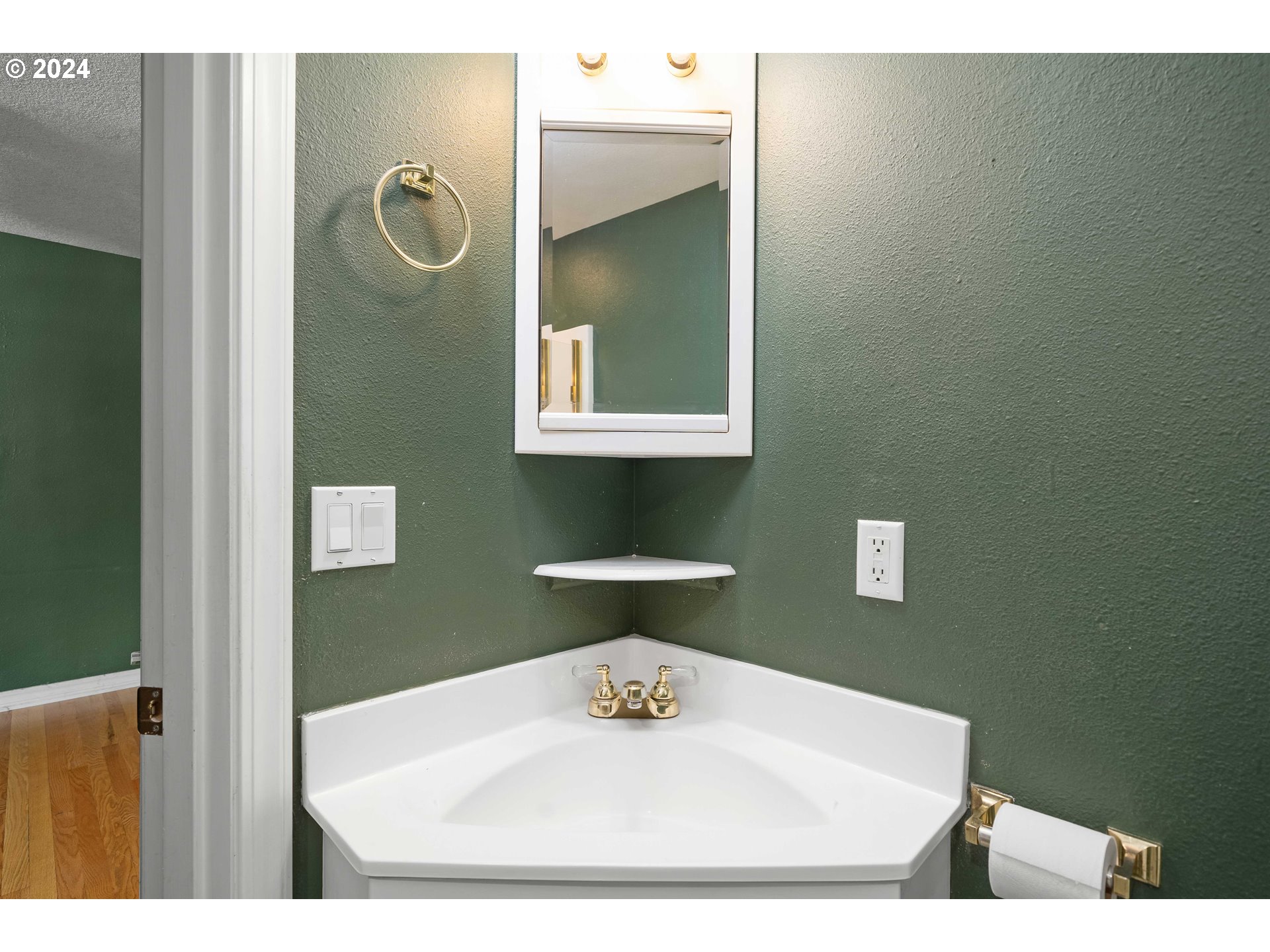 747 Southwest Cheltenham Street Portland, OR 97239 - Photo 16 of 35 Attached Bathroom #1