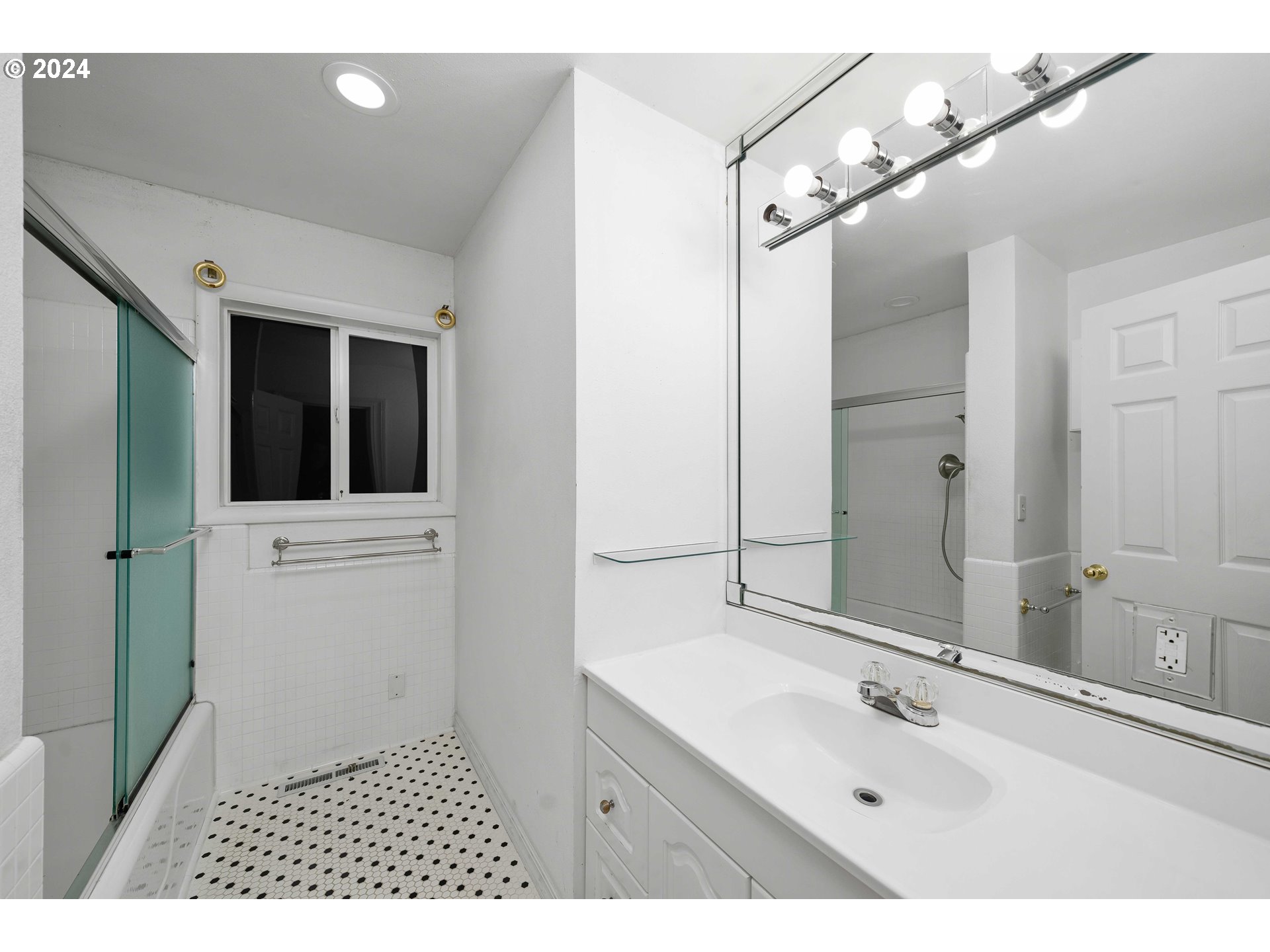 747 Southwest Cheltenham Street Portland, OR 97239 - Photo 20 of 35 Bathroom
