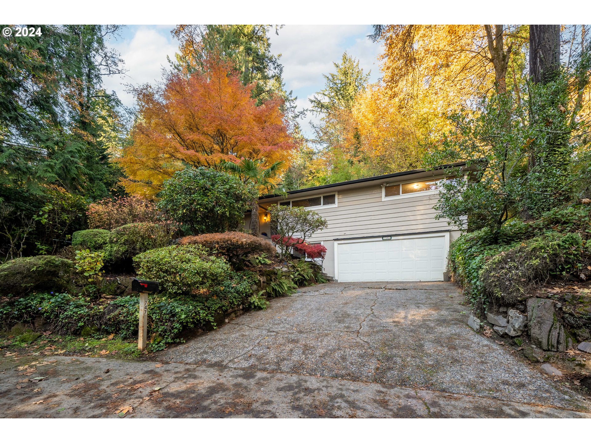 747 Southwest Cheltenham Street Portland, OR 97239 - Photo 2 of 35 Gallery Image 2