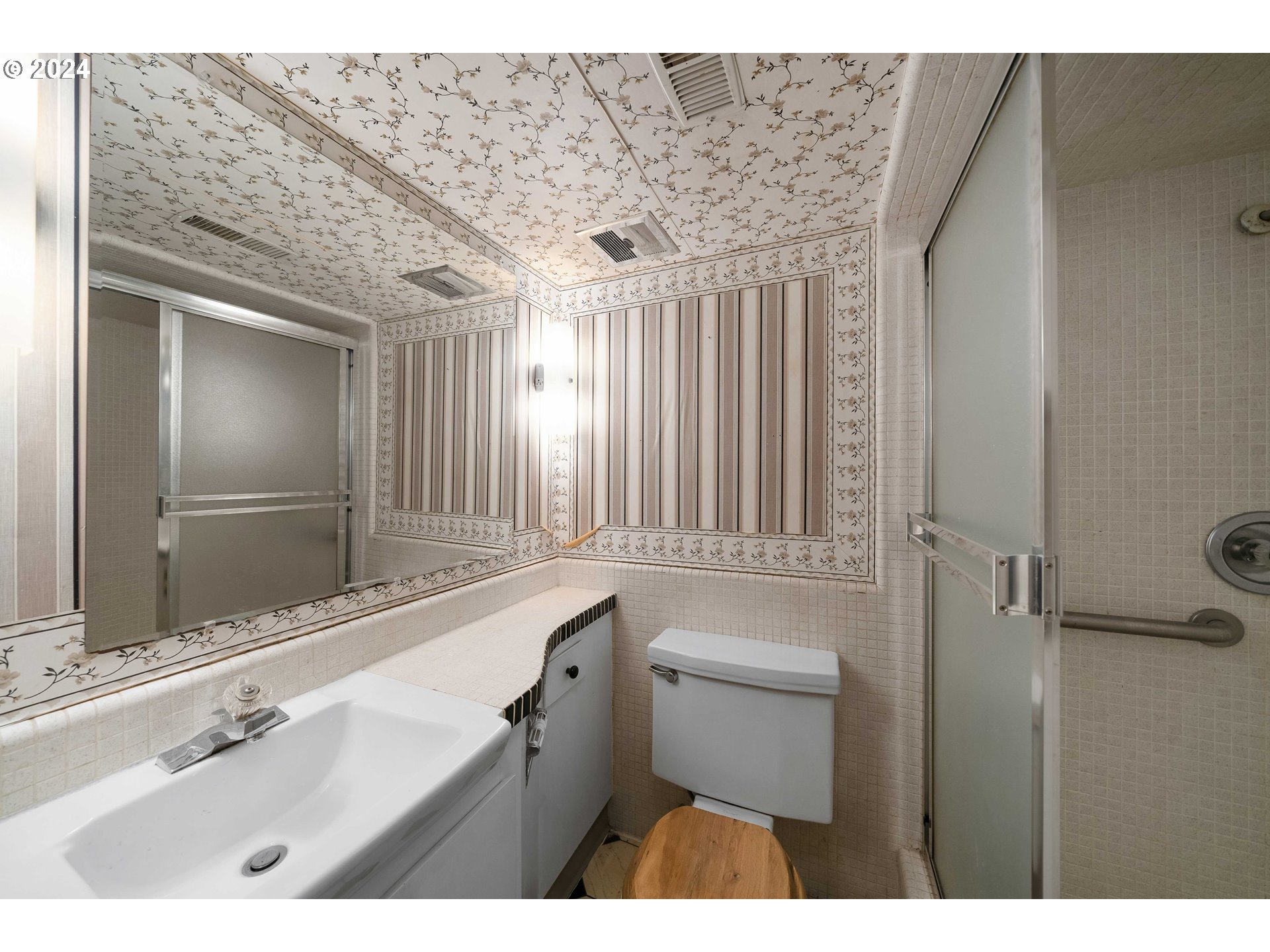 747 Southwest Cheltenham Street Portland, OR 97239 - Photo 24 of 35 Bathroom