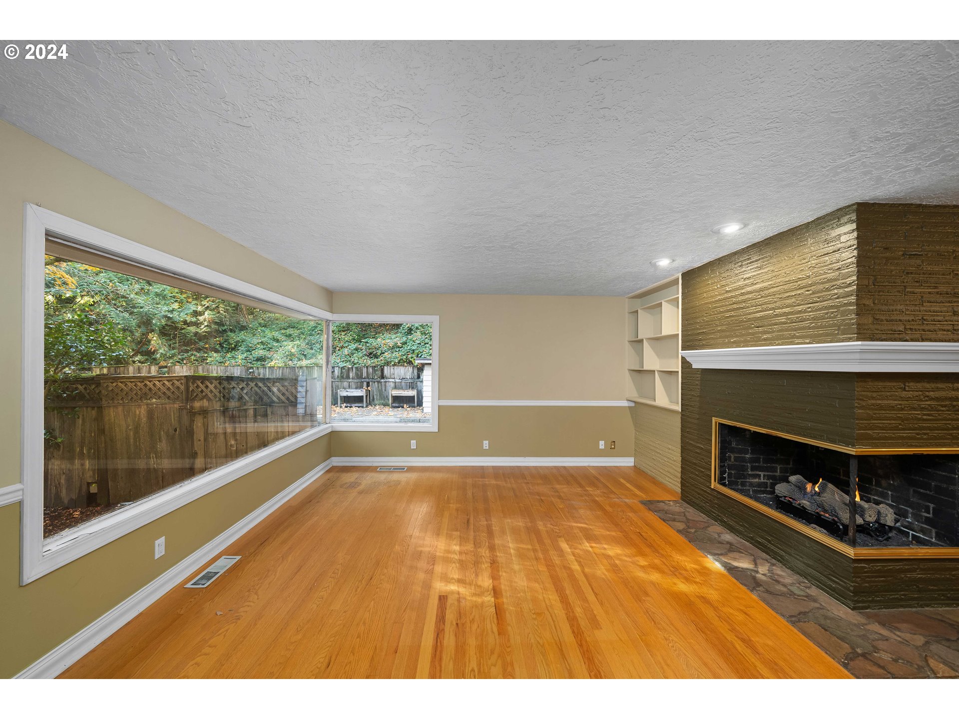747 Southwest Cheltenham Street Portland, OR 97239 - Photo 6 of 35 Living Room