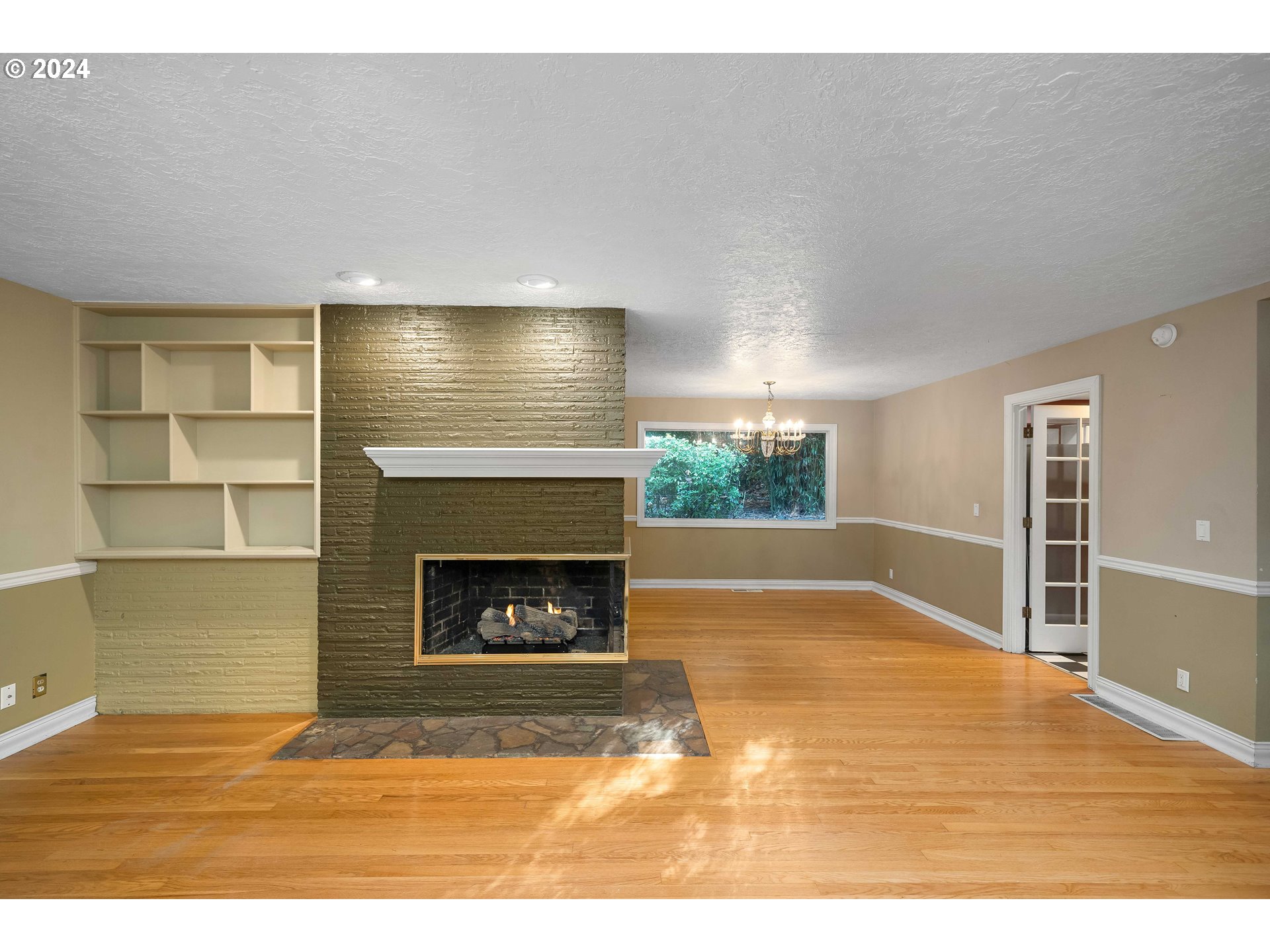 747 Southwest Cheltenham Street Portland, OR 97239 - Photo 7 of 35 Living Room/Dining Room