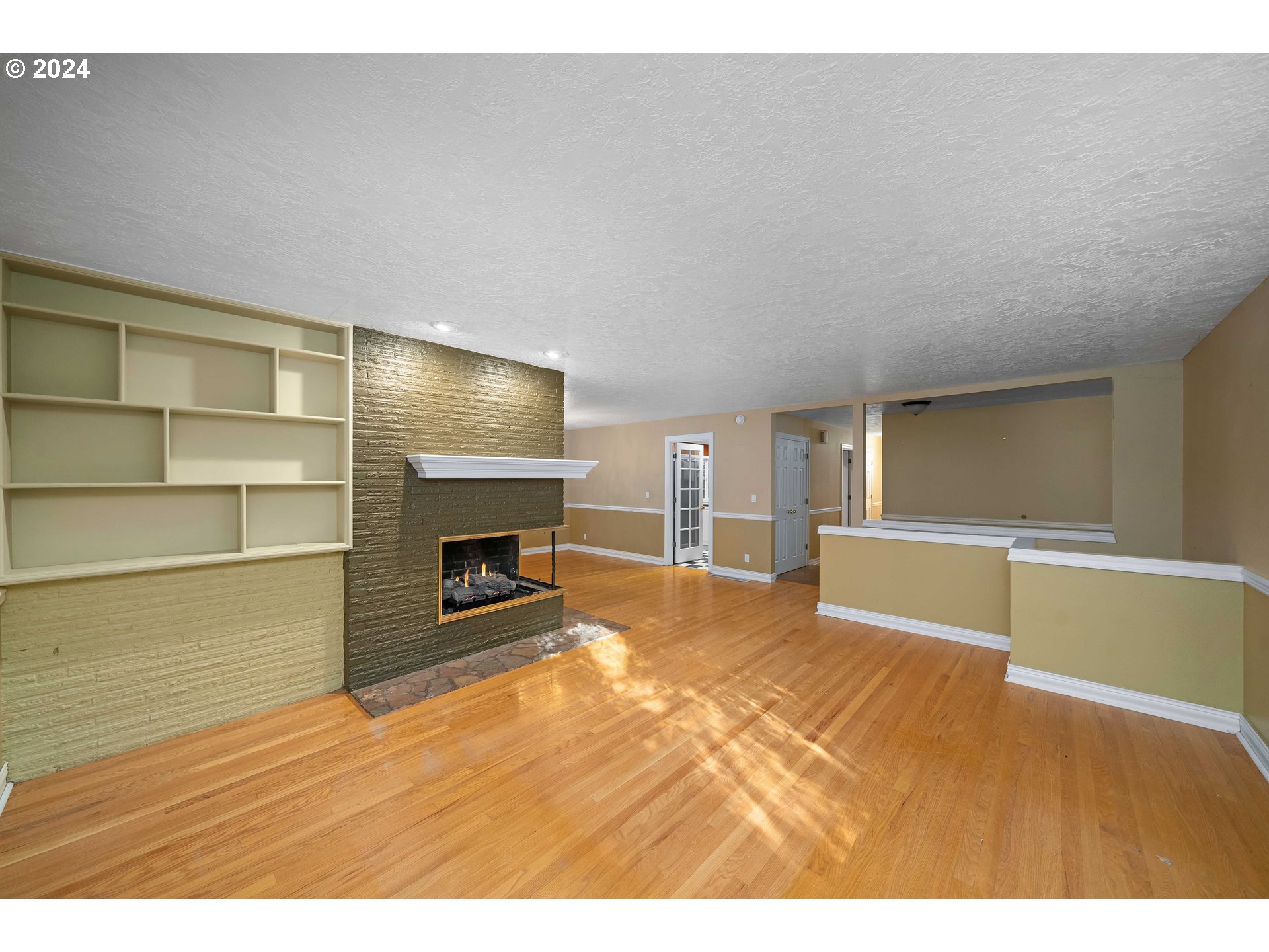 747 Southwest Cheltenham Street Portland, OR 97239 - Photo 8 of 35 Living Room