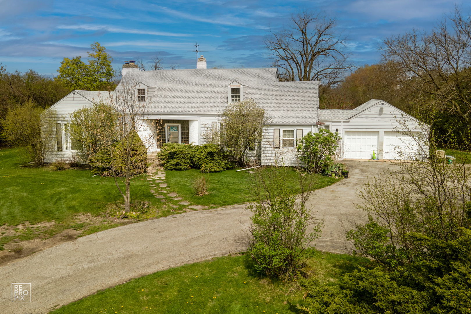 820 Dundee Road Northbrook, IL 60062 - Photo 8 of 12 a front view of house with yard and green space