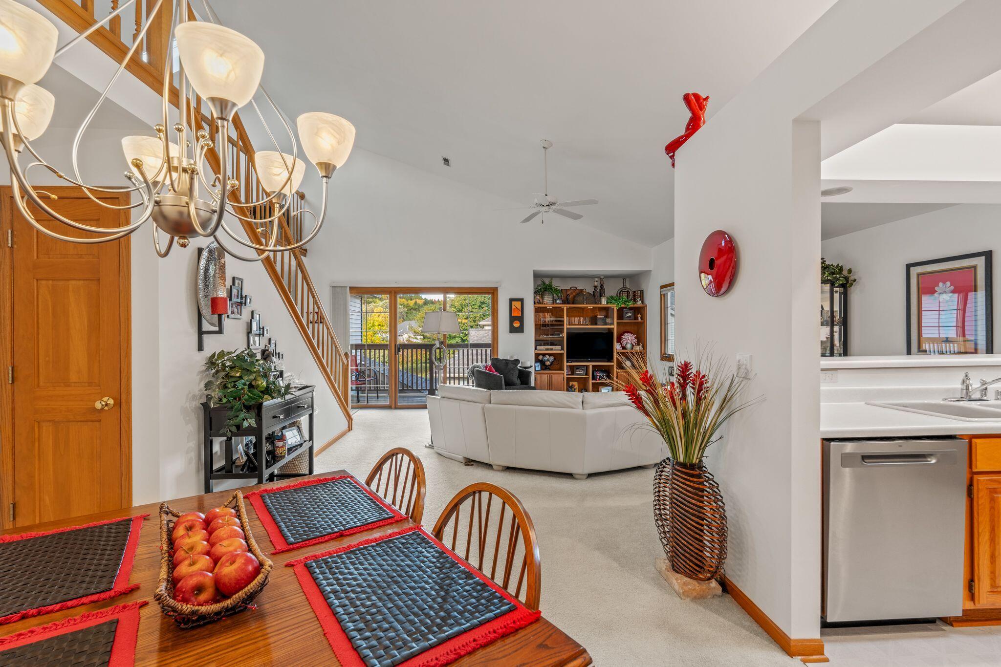 2215 Circle Ridge, Unit D Delafield, WI 53018 - Photo 16 of 26 Dining room