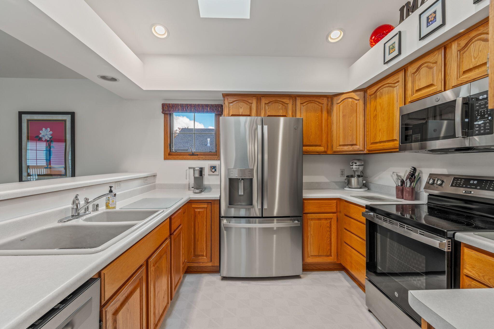 2215 Circle Ridge, Unit D Delafield, WI 53018 - Photo 9 of 26 Kitchen