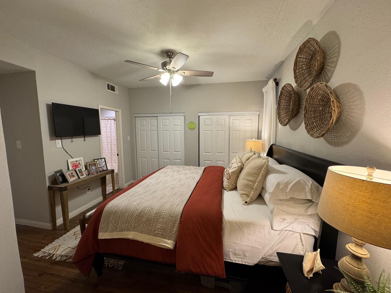 2011 Spenwick Drive, Unit 511 Houston, TX 77055 - Photo 14 of 37 a bedroom with a bed and a flat screen tv