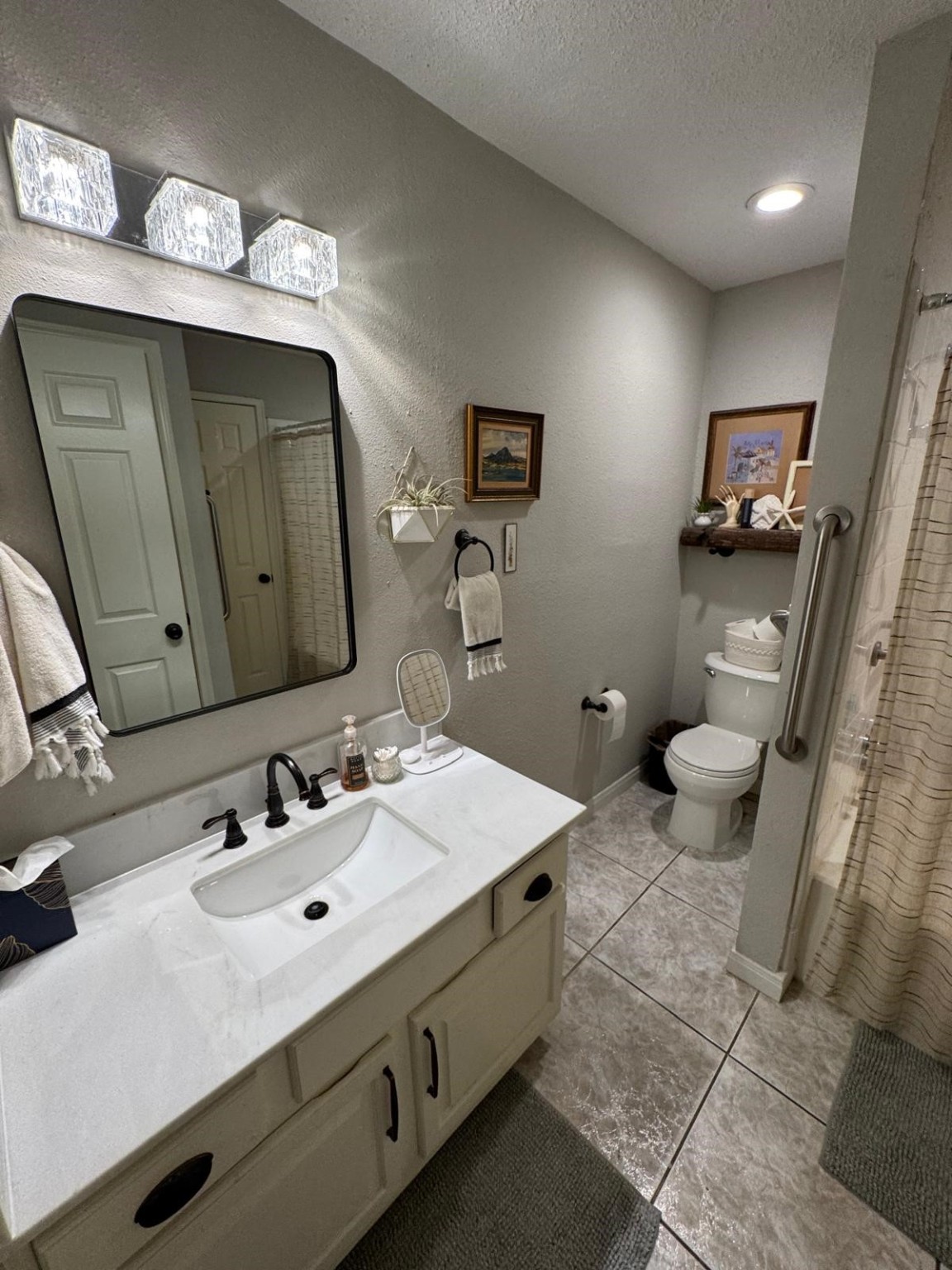 2011 Spenwick Drive, Unit 511 Houston, TX 77055 - Photo 15 of 37 a bathroom with a sink mirror and toilet