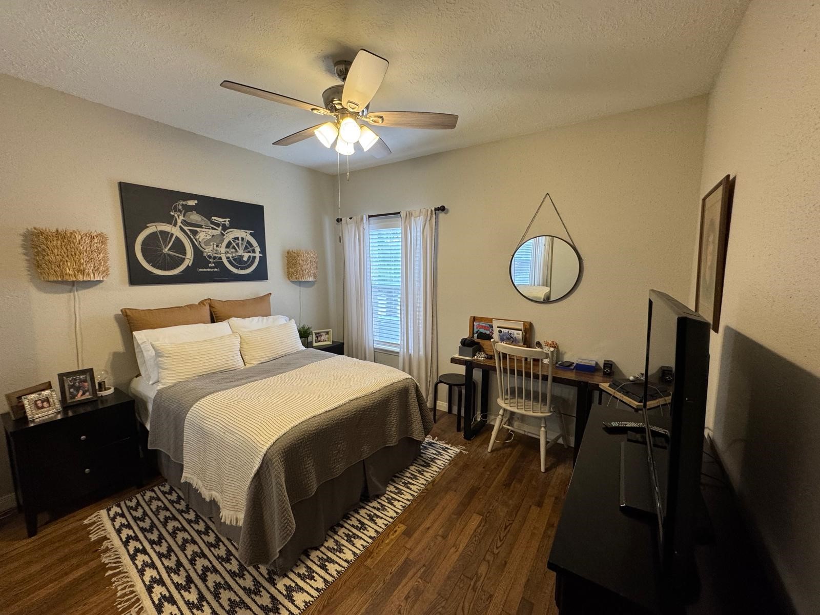 2011 Spenwick Drive, Unit 511 Houston, TX 77055 - Photo 18 of 37 a bedroom with a bed and a chandelier