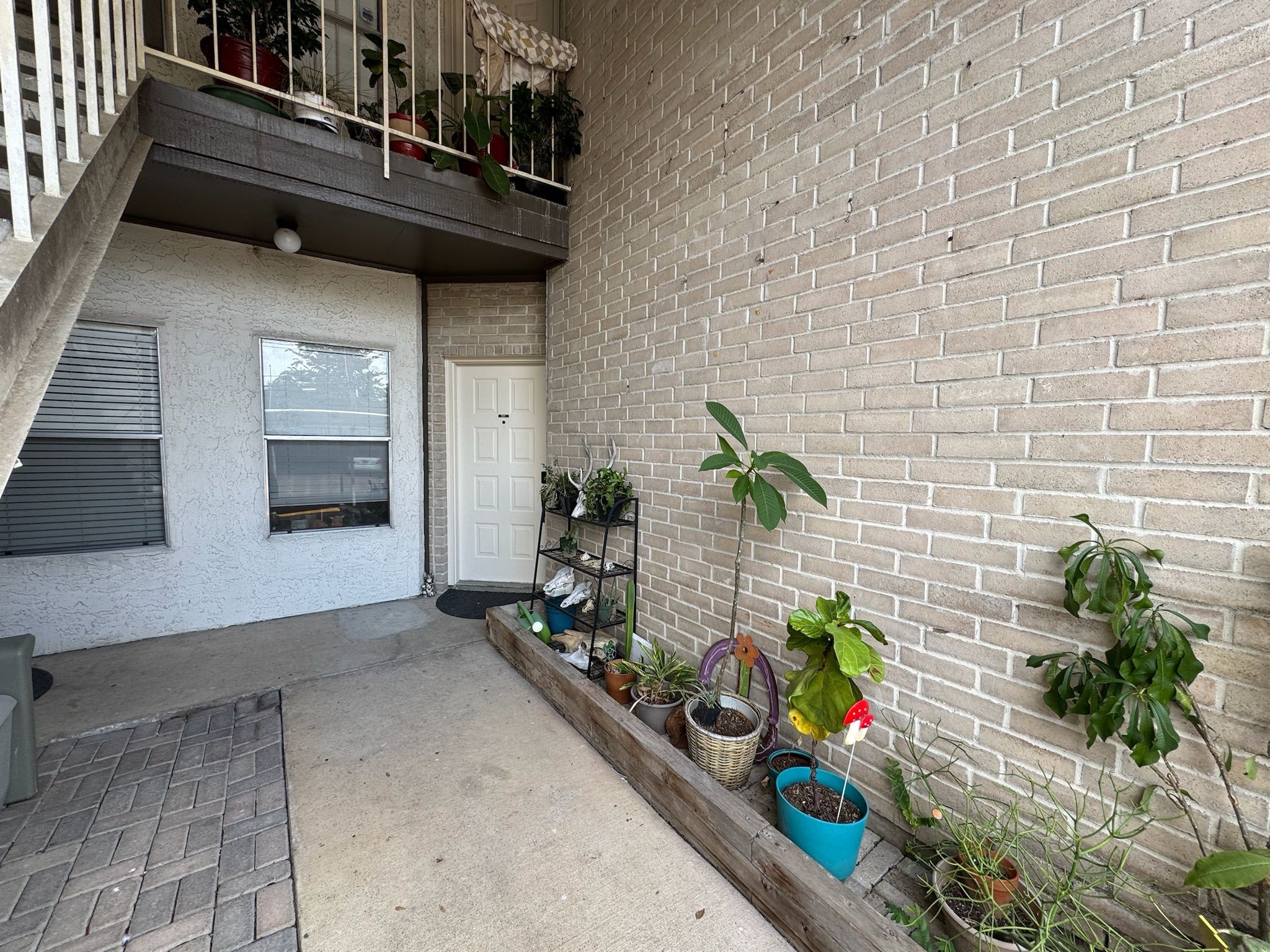 2011 Spenwick Drive, Unit 511 Houston, TX 77055 - Photo 23 of 37 a view of entryway with flower pots
