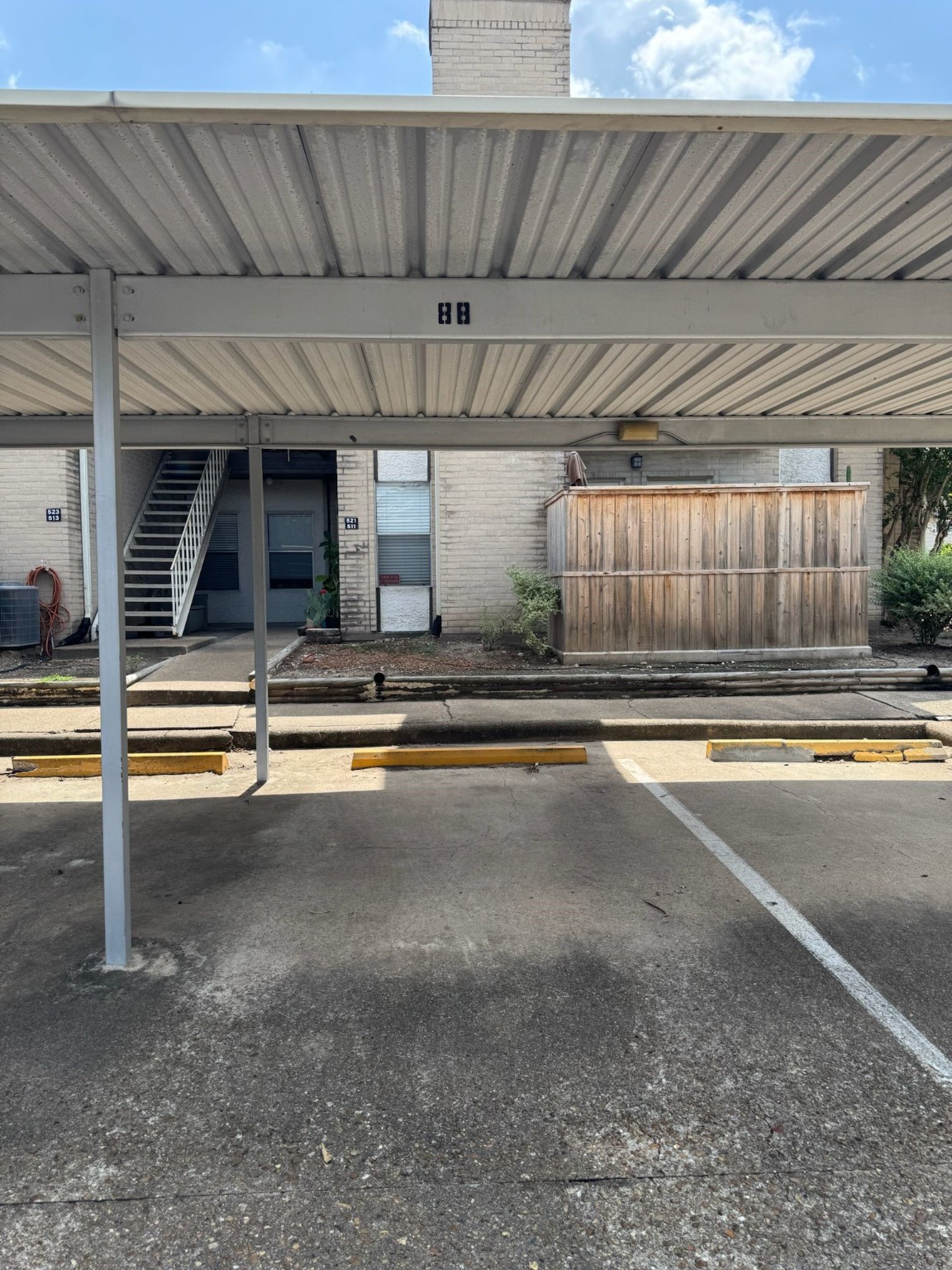 2011 Spenwick Drive, Unit 511 Houston, TX 77055 - Photo 26 of 37 a view of a backyard of the house