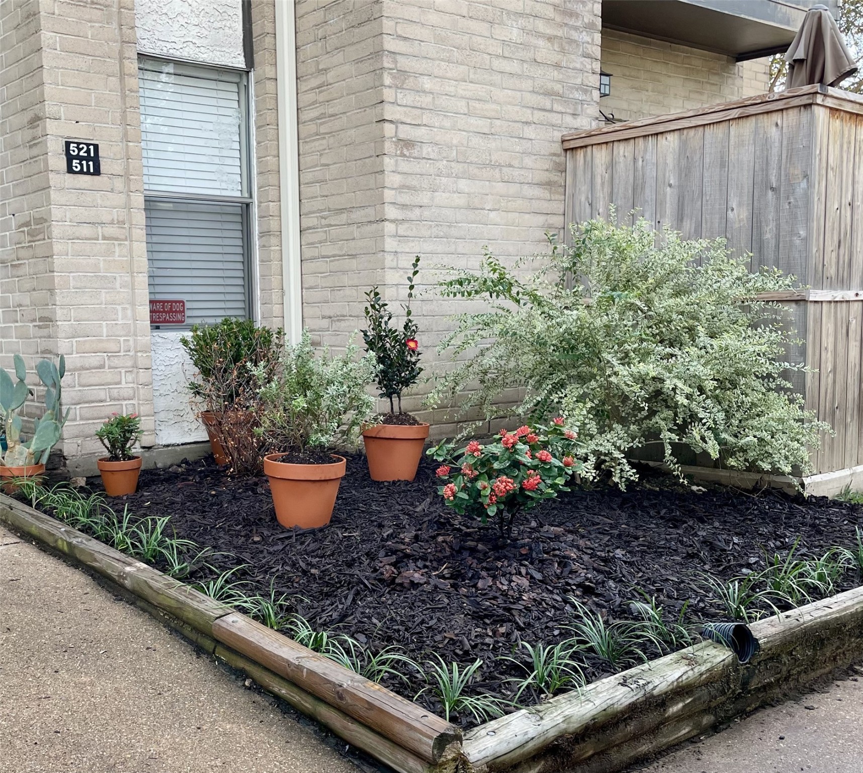 2011 Spenwick Drive, Unit 511 Houston, TX 77055 - Photo 27 of 37 a bunch of flowers are in a garden
