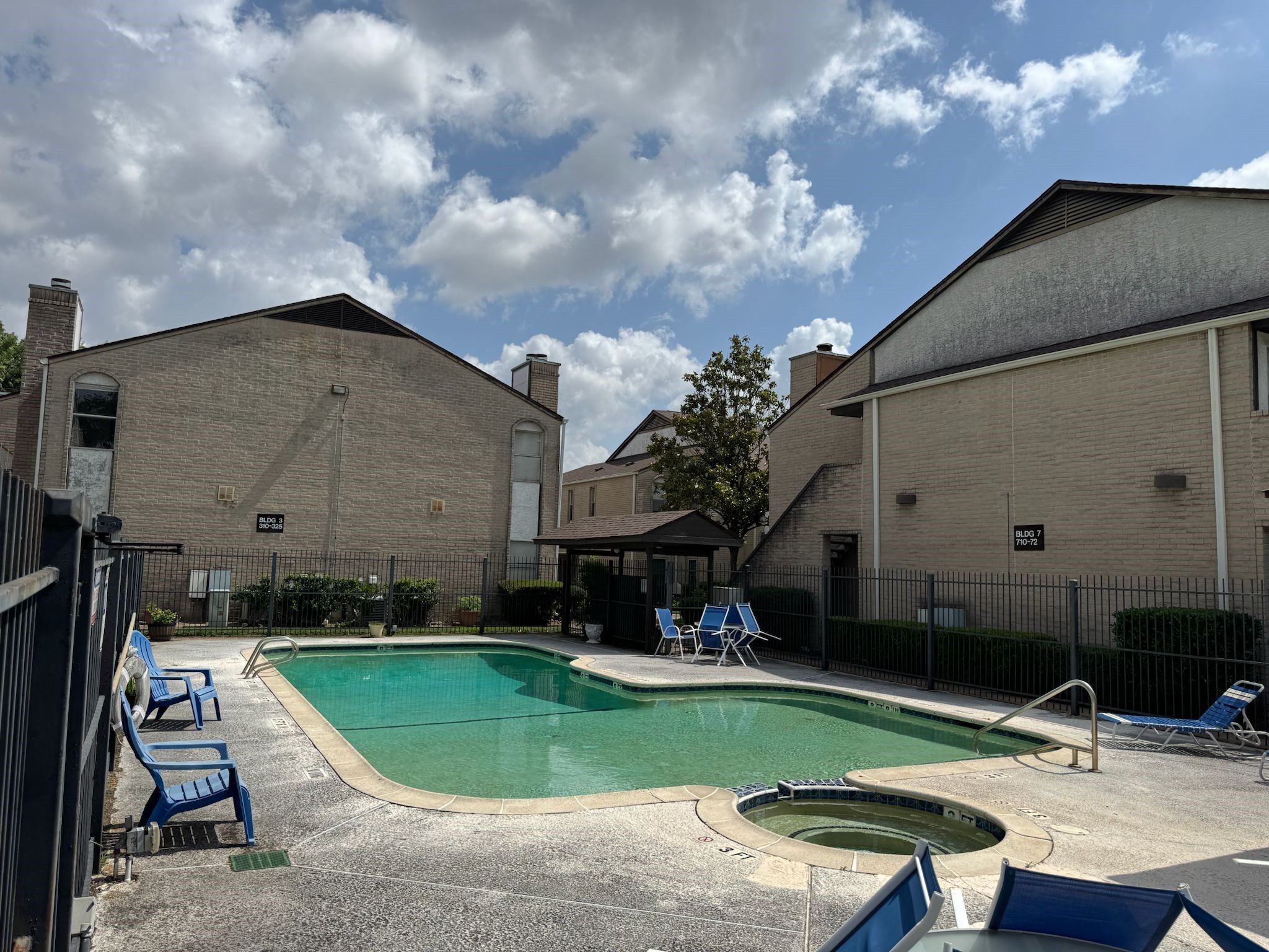 2011 Spenwick Drive, Unit 511 Houston, TX 77055 - Photo 29 of 37 a backyard of a house with table and chairs