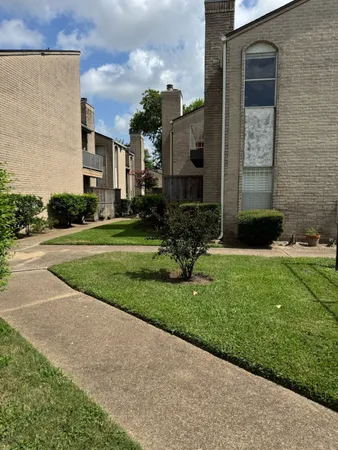 a view of a back yard